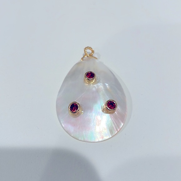 Teardrop shape shell pendant with three small garnets. New. Never worn. - Picture 2 of 3